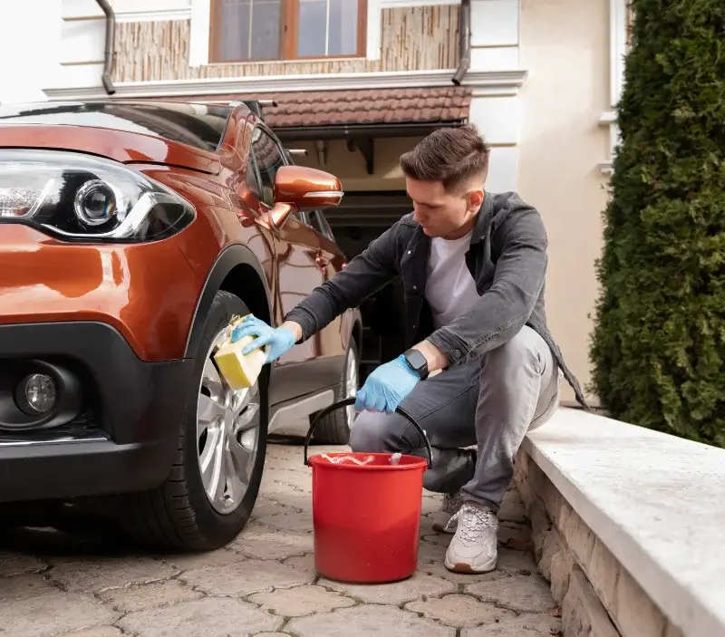 Lavage auto à domicile Champigny en Rochereau : professionnel intervenant sur un véhicule